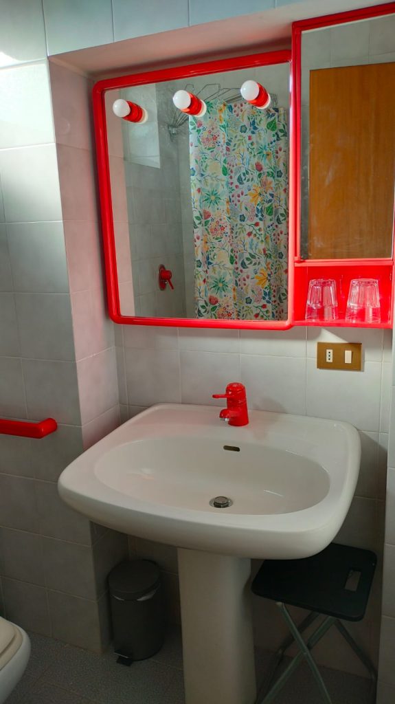 Casa vacanza La Frisa biella tavigliano lavandino specchio